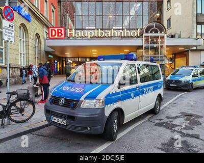 Monaco, Baviera, Germania. 21 Nov 2020. Veicoli della Bundespolizei tedesca (polizia federale) presso la stazione centrale di Monaco. Credit: Sachelle Babbar/ZUMA Wire/Alamy Live News Foto Stock