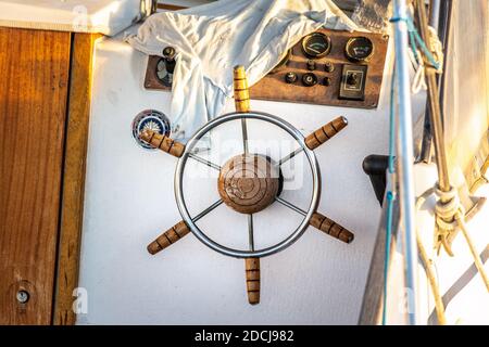 Primo piano di una ruota di una barca al tramonto Foto Stock