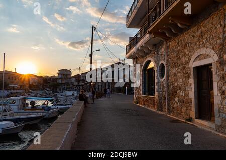 Mani, Grecia - Agosto 11 2020: Agios Nikolaos villaggio vicino Kardamyli, Peloponneso Foto Stock