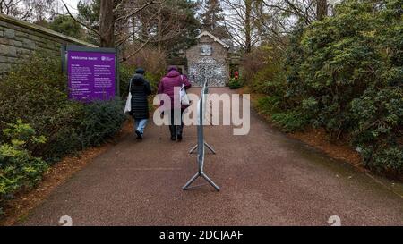 I visitatori che arrivano all'ingresso del cancello est con sistema di sola andata durante la pandemia del Covid-19, il Royal Botanic Garden, Edimburgo, Scozia, Regno Unito Foto Stock