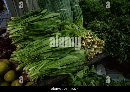 Un primo piano di verdi in un mercato Foto Stock