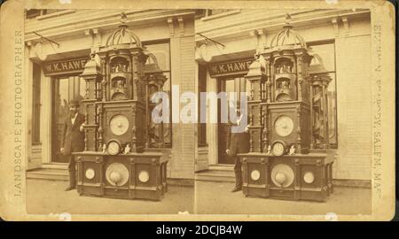 WM. Hawes di fronte al negozio di gioielli con intricato orologio., immagine, Stereographs, 1850 - 1930, Peabody, Edwin N Foto Stock