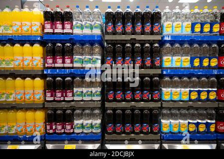 Bevande frizzanti in vendita in un supermercato del Regno Unito. Foto Stock