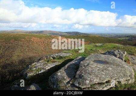 Vista autunnale da Bench Tor, attraverso Dart Gorge verso Holne, Dartmoor National Park, Devon, Inghilterra, Regno Unito Foto Stock