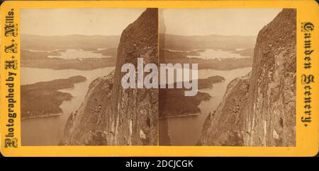 Guardando verso il basso da Megunticook Mountain sul lago Megunticook., immagine fissa, Stereographs, 1850 - 1930, Mills, H. A. Foto Stock