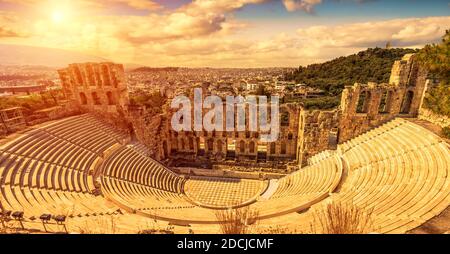 Odeon di Erode Attico al tramonto, Atene, Grecia. E' un vecchio e famoso punto di riferimento di Atene. Panorama panoramico dell'antico monumento greco che domina Atene Foto Stock