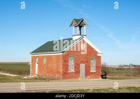 Vecchia scuola di una stanza con campi di fattoria dietro. Valle tedesca, Illinois.