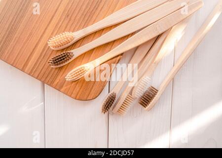 Zero spazzolini di bambù rifiuti su eco legno bianco Foto Stock