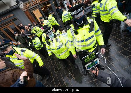 Centro di Liverpool, 21 novembre 2020: Il protesore è trascinato a terra dalla polizia mentre le tensioni aumentano durante una marcia anti-blocco. Foto Stock