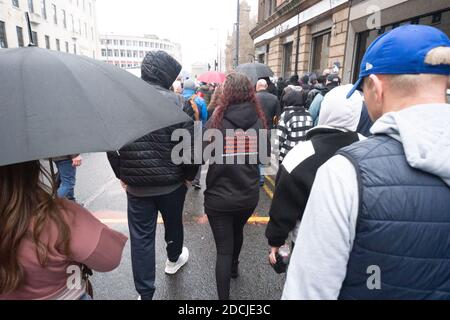 Liverpool City Center, 21 novembre 2020: Donna che indossa il potere per la persona felpa come manifestanti marcia contro le restrizioni di blocco Foto Stock