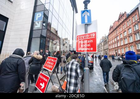 Croschall St, Liverpool, 21 novembre 2020: Segnaletica COVID-19 e folla di manifestanti che marciano contro le restrizioni di blocco nel Regno Unito Foto Stock