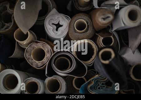 Un colpo di closeup di rotoli di vari tessuti Foto Stock