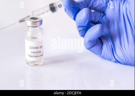 Il medico ritira il farmaco dal tubo di vaccino di Coronavirus Foto Stock