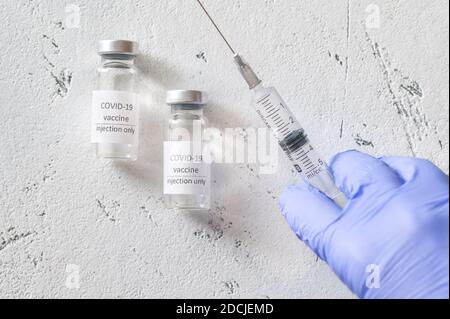 Il medico ritira il farmaco dal tubo di vaccino di Coronavirus Foto Stock