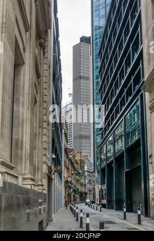Throgmorton Street, uno degli stretti vicoli della città di Londra. Foto Stock
