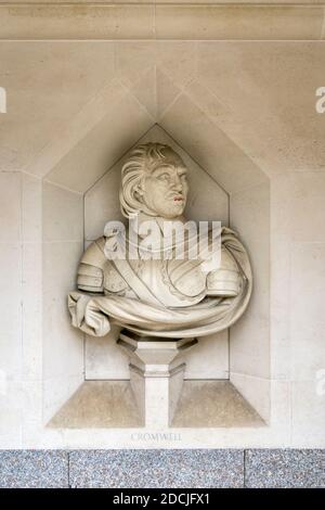 Un busto moderno di Oliver Cromwell fuori dalla Guildhall Art Gallery, City of London. Foto Stock