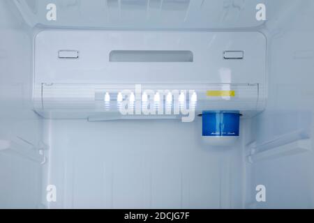 Vista dall'interno del frigorifero-congelatore Foto Stock