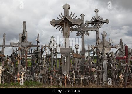 Croci di legno sulla collina delle croci vicino Šiauliai in Lituania. Il più importante luogo di pellegrinaggio lituano si trova a circa 12 km dalla città di Šiauliai. Nessuno ha mai provato a contare quante croci grandi e piccole sono effettivamente installate sulla collina, ma si ritiene che ci siano almeno duecentomila croci qui. E ogni giorno decine o addirittura centinaia di nuove croci vengono aggiunte da pellegrini provenienti da tutto il mondo. Foto Stock