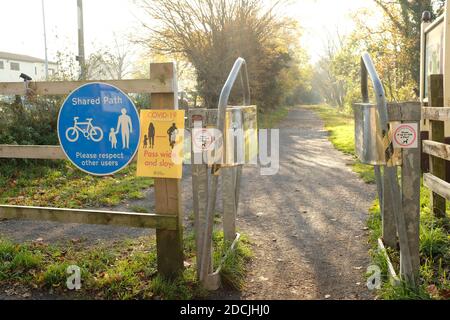 Novembre 2020 - segnali sulla rotta Nation Cycle Network 26 a Yatton Foto Stock