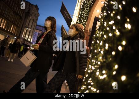 Shopping natalizio dal 2° all'ultimo giorno prima della chiusura dei negozi per un secondo blocco di 3 settimane (sotto il sistema di blocco Tier 4 della Scozia), in testa a Natale, a Glasgow, Scozia, 19 novembre 2020. Foto Stock