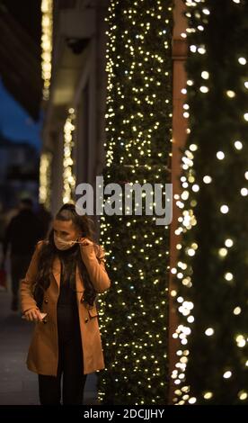 Shopping natalizio dal 2° all'ultimo giorno prima della chiusura dei negozi per un secondo blocco di 3 settimane (sotto il sistema di blocco Tier 4 della Scozia), in testa a Natale, a Glasgow, Scozia, 19 novembre 2020. Foto Stock