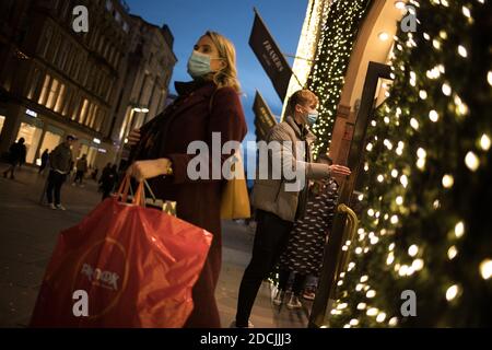 Shopping natalizio dal 2° all'ultimo giorno prima della chiusura dei negozi per un secondo blocco di 3 settimane (sotto il sistema di blocco Tier 4 della Scozia), in testa a Natale, a Glasgow, Scozia, 19 novembre 2020. Foto Stock