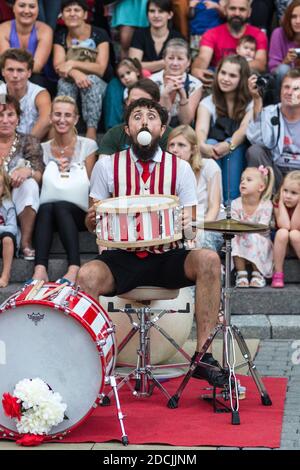 Lublin, Polonia - 25 luglio 2014: Batterista la Sbrindola con la palla in bocca durante la performance al nuovo circo e busking festival Carnaval Sztukmistrzow Foto Stock