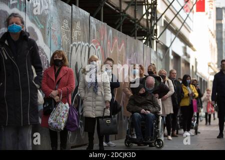 Shopping natalizio dal 2° all'ultimo giorno prima della chiusura dei cchops per un secondo blocco di 3 settimane (sotto il sistema di blocco Tier 4 della Scozia), in testa a Natale, a Glasgow, Scozia, 19 novembre 2020. Foto Stock