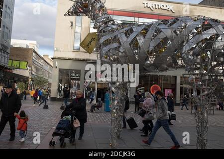 Shopping natalizio dal 2° all'ultimo giorno prima della chiusura dei cchops per un secondo blocco di 3 settimane (sotto il sistema di blocco Tier 4 della Scozia), in testa a Natale, a Glasgow, Scozia, 19 novembre 2020. Foto Stock