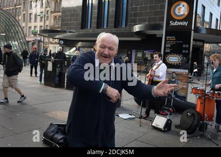 Shopping natalizio dal 2° all'ultimo giorno prima della chiusura dei cchops per un secondo blocco di 3 settimane (sotto il sistema di blocco Tier 4 della Scozia), in testa a Natale, a Glasgow, Scozia, 19 novembre 2020. Foto Stock