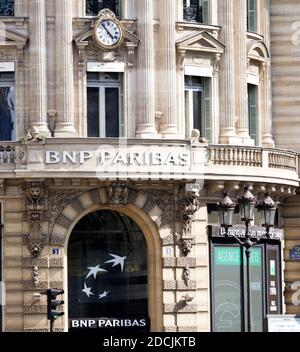 PARIGI - Vista dell'edificio BNP Paribas a Parigi. BNP Paribas è una banca francese e società di servizi finanziari con sede a Parigi. Foto Stock