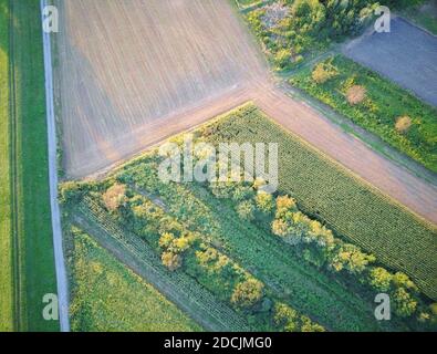 Bellissimo campo agricolo alla periferia della città di Zagabria fotografato dall'alto Foto Stock