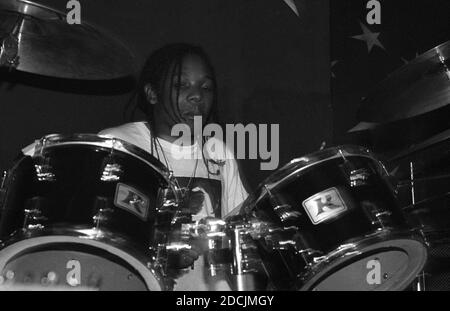 Il batterista Spider Johnson Etienne suona con la band indie neozelandese Dead Famous People al West Hampstead Moonlight Club, Londra, 24/10/90. Foto Stock