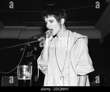 Il tastierista Biddy Leyland della band indie neozelandese Dead Famous People si esibisce al West Hampstead Moonlight Club, Londra, 24/10/90. Foto Stock