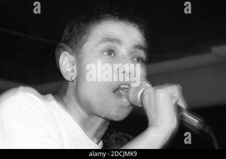 Donna Savage della band indie neozelandese Dead Famous People che si esibisce al West Hampstead Moonlight Club, Londra, 24/10/90. Foto Stock