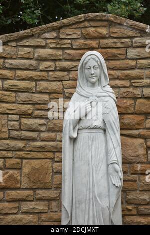 Statua di Santa Vergine Maria e luogo di preghiera vicino alla città di Killybegs in Irlanda. Foto Stock