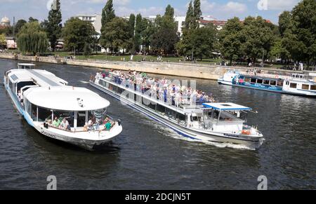 Un viaggio in barca nel fiume Spree, Berlino, Germania Foto Stock