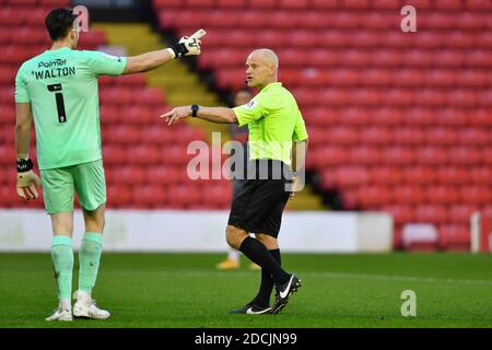 BARNSLEY, INGHILTERRA. 21 NOVEMBRE. Arbitro Andy Woolmer durante la partita del campionato Sky Bet tra Barnsley e Nottingham Forest a Oakwell, Barnsley, sabato 21 novembre 2020. (Credit: Jon Hobley | MI News) Credit: MI News & Sport /Alamy Live News Foto Stock