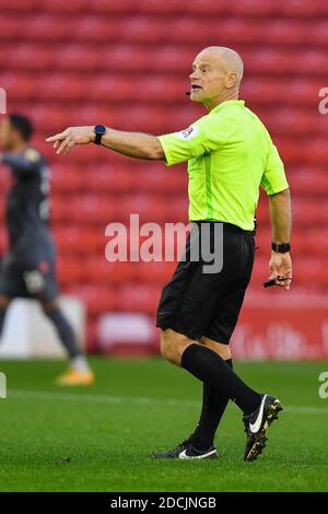 BARNSLEY, INGHILTERRA. 21 NOVEMBRE. Arbitro Andy Woolmer durante la partita del campionato Sky Bet tra Barnsley e Nottingham Forest a Oakwell, Barnsley, sabato 21 novembre 2020. (Credit: Jon Hobley | MI News) Credit: MI News & Sport /Alamy Live News Foto Stock