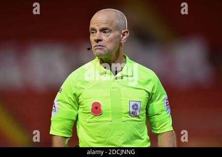 BARNSLEY, INGHILTERRA. 21 NOVEMBRE. Arbitro Andy Woolmer durante la partita del campionato Sky Bet tra Barnsley e Nottingham Forest a Oakwell, Barnsley, sabato 21 novembre 2020. (Credit: Jon Hobley | MI News) Credit: MI News & Sport /Alamy Live News Foto Stock