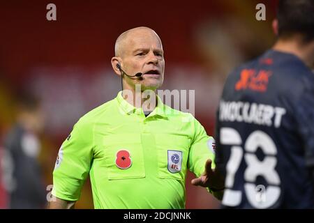 BARNSLEY, INGHILTERRA. 21 NOVEMBRE. Arbitro Andy Woolmer durante la partita del campionato Sky Bet tra Barnsley e Nottingham Forest a Oakwell, Barnsley, sabato 21 novembre 2020. (Credit: Jon Hobley | MI News) Credit: MI News & Sport /Alamy Live News Foto Stock