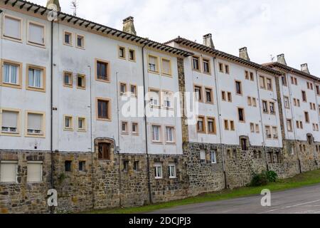 Lastres, Asturias / Spagna - 6 novembre 2020: Tipico edificio di appartamenti sSpansh a Lastres Foto Stock