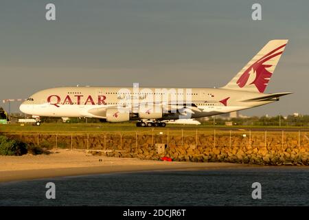 Qatar Airbus A380 quattro aerei a motore all'Aeroporto Internazionale di Sydney con luce del tramonto. Aeromobili in arrivo da Doha, Qatar. Aereo A380-800. Foto Stock