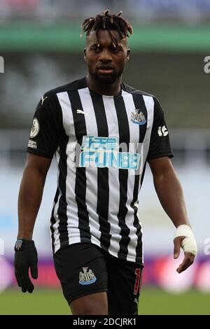 NEWCASTLE UPON TYNE, INGHILTERRA - 21 NOVEMBRE: Allan Saint-Maximin di Newcastle durante la partita della Premier League tra Newcastle United e Chelsea a St. James Park il 21 novembre 2020 a Newcastle upon Tyne, Regno Unito. Gli stadi sportivi di tutto il Regno Unito sono soggetti a rigorose restrizioni a causa del Coronavirus Pandemic, in quanto le leggi governative sull'allontanamento sociale vietano i tifosi all'interno dei locali, con conseguente gioco a porte chiuse. (Foto di MB Media) Foto Stock