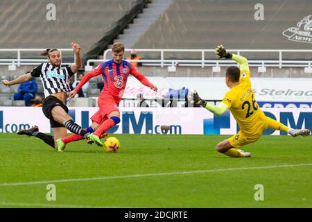 NEWCASTLE UPON TYNE, INGHILTERRA - 21 NOVEMBRE: Timo Werner di Chelsea prende la palla intorno Andy Carroll di Newcastle e Karl Darlow di Newcastle, ma il suo sforzo è regolato fuori sede durante la partita della Premier League tra Newcastle United e Chelsea a St. James Park il 21 novembre 2020 a Newcastle upon Tyne, Regno Unito. Gli stadi sportivi di tutto il Regno Unito sono soggetti a rigorose restrizioni a causa del Coronavirus Pandemic, in quanto le leggi governative sull'allontanamento sociale vietano i tifosi all'interno dei locali, con conseguente gioco a porte chiuse. (Foto di MB Media) Foto Stock