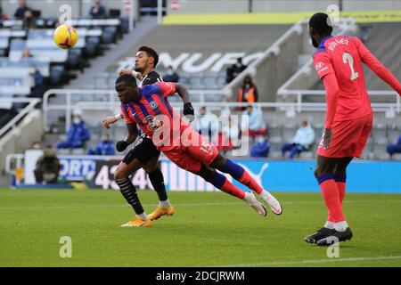 NEWCASTLE UPON TYNE, INGHILTERRA - 21 NOVEMBRE: Kurt Zouma di Chelsea si allontana da Joelinton di Newcastle durante la partita della Premier League tra Newcastle United e Chelsea a St. James Park il 21 novembre 2020 a Newcastle upon Tyne, Regno Unito. Gli stadi sportivi di tutto il Regno Unito sono soggetti a rigorose restrizioni a causa del Coronavirus Pandemic, in quanto le leggi governative sull'allontanamento sociale vietano i tifosi all'interno dei locali, con conseguente gioco a porte chiuse. (Foto di MB Media) Foto Stock