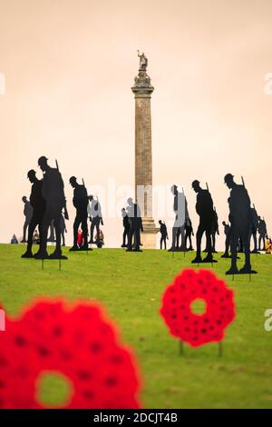 Armistizio al Blenheim Palace, Oxfordshire, Regno Unito. The Standing with Giants installazione di silhouette soldato e papaveri di legno gigante Foto Stock