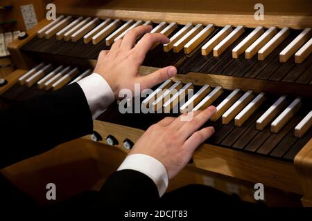 Vista ravvicinata di un organista che suona una pipa organo Foto Stock