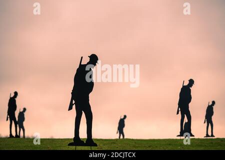 Armistizio al Blenheim Palace, Oxfordshire, Regno Unito. The Standing with Giants installazione di silhouette soldato e papaveri di legno gigante Foto Stock