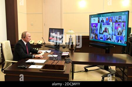 Mosca, Russia. 21 Nov 2020. Il presidente russo Vladimir Putin partecipa al vertice del G20 organizzato dall'Arabia Saudita tramite la videoconferenza della residenza ufficiale dello stato di Novo-Ogaryovo 21 novembre 2020 fuori da Mosca, Russia.Credit: Aleksey Nikolskyi/Kremlin Pool/Alamy Live News Foto Stock